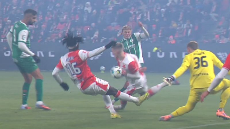 Sporný moment v Edenu. Hraniční, řekl expert o možné penaltě pro Bohemians